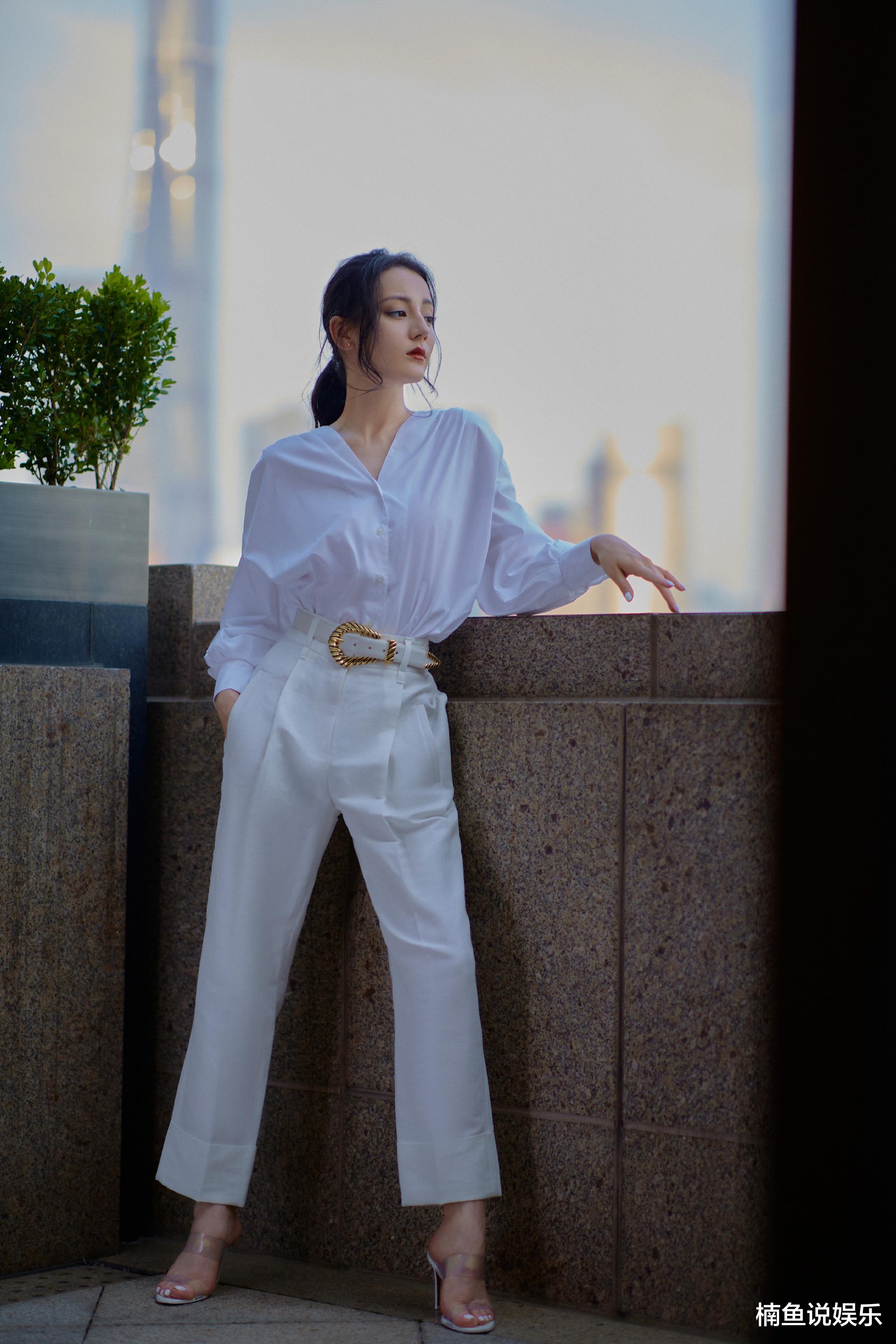 迪丽热巴|迪丽热巴美得好过分！白衬衫造型尽显优雅范，一颦一笑太动人