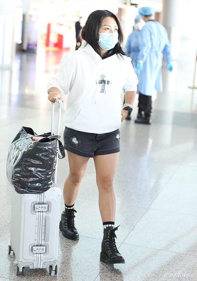 墨羽青春穿搭记|何洁机场秀无惧生图，卫衣配短裤，脚踩马丁靴腿型真实