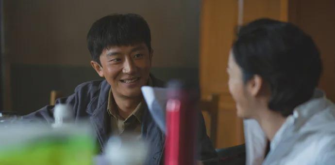 徐丰溪|娱乐圈真实一幕,五六人围黄轩做造型,旁边朱雨辰独站眼神落寞