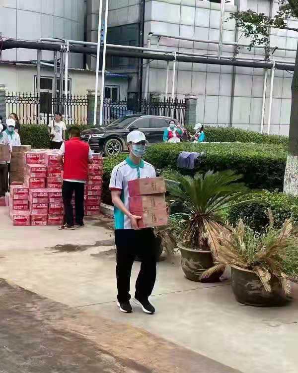 王一博|王一博抱着孩子的画面太温暖了，一次搬三箱水，默默做事的一博