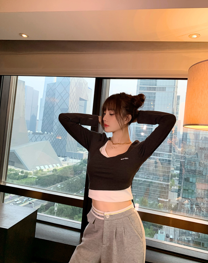 何有强|李小璐无戏可拍也折腾，假两件上衣配休闲裤宽松舒适，好身材惊艳