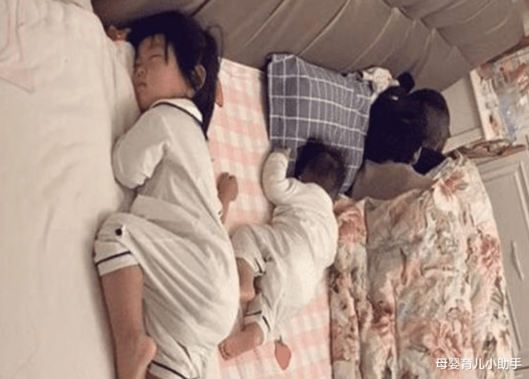 母婴育儿小助手|婆婆拍下一家四口午休照，迅速火遍网络，网友看后心疼孩子：父母才是真爱