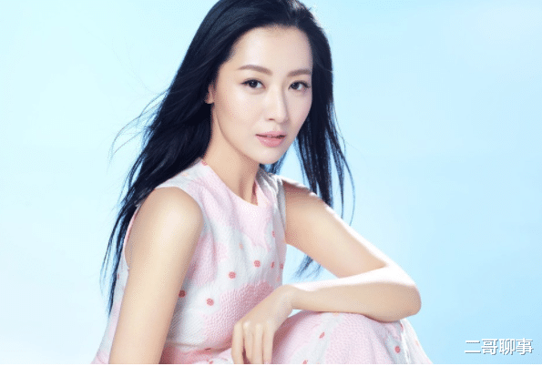 白冰|白冰退隐娱乐圈再复出，红毯穿搭让人眼前一亮