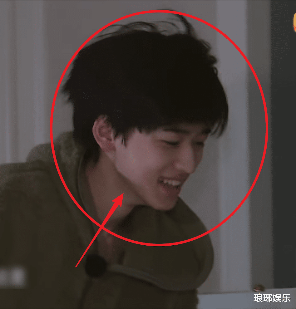 明星素颜|王牌6要求全员素颜玩游戏，看清怼脸的镜头，谁在偷偷作弊很显然