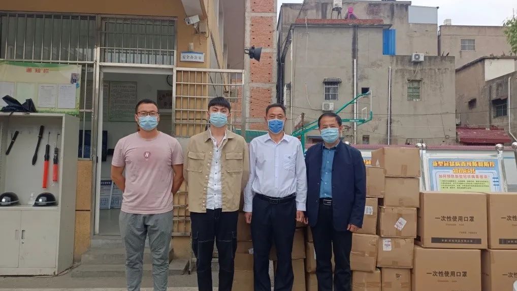 时代安徽 安徽阜南：阜南十小冷楚晨同学的家人给学校捐赠口罩和洗手液啦