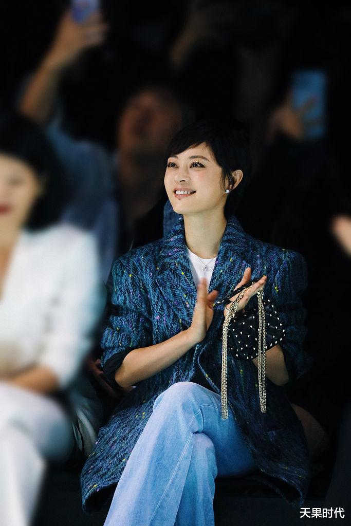 孙俪|孙俪不再低调，穿花织毛呢西服配牛仔裤干练优雅，瞬间占据C位