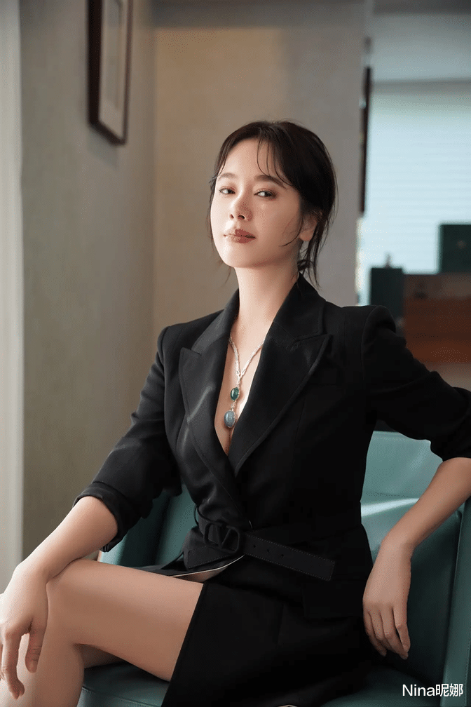 Nina昵娜|左小青久违露面放大招！扎龙须辫戴名贵珠宝超阔气，真空上阵罕见秀性感