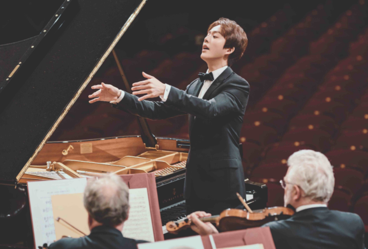 范上官|金融女神陈可欣:差点成赌王儿媳,夺闺蜜男友,激情舌吻不堪入目