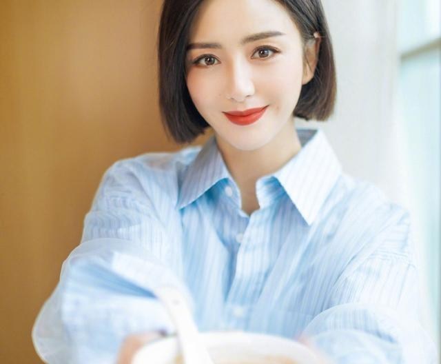 佟丽娅|深夜放毒！佟丽娅晒宵夜，摆盘精致量极少，网友：贫穷限制了想象