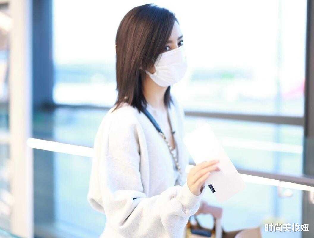 时尚美妆妞 佟丽娅穿衣真有“心机”，棒球服配巴掌大的内搭，显高又洋气