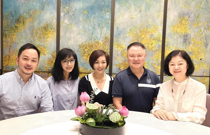 方脸妹说时尚|米雪畅游“华为”欧洲小镇，四穿旧衣玩得欢，66岁原地转圈圈好美