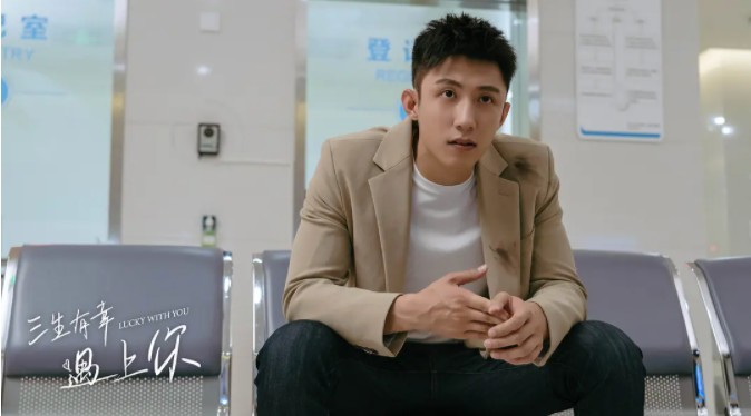 明星素颜|黄景瑜两部剧热播，《三生》侯爵VS《王牌》高粱，待遇差别太大