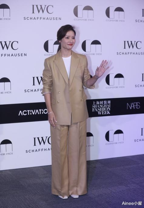 Ainee小屋 李娜有女强人的气场,穿宽大西装套装不邋遢,骨子里的干练藏不住