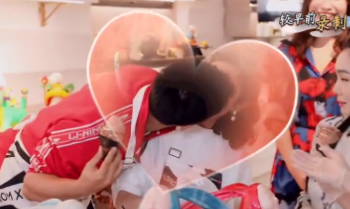 程莉莎|程莉莎获老公霸道亲吻！侧身躲避一脸娇羞，手上鸽子蛋钻戒太耀眼