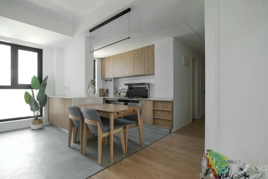 超温柔氛围感！大平层旧房改造，90后独居男生的原木小家