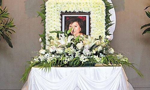 周星驰|周星驰为什么至今不结婚？吴孟达：她的离开，染白了星爷的黑发