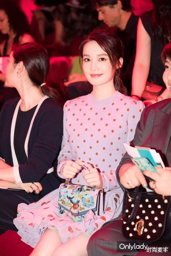 时尚麦丰|李沁七夕发祝福，衬衣上酒瓶图案抢眼，长发遮脸太软萌