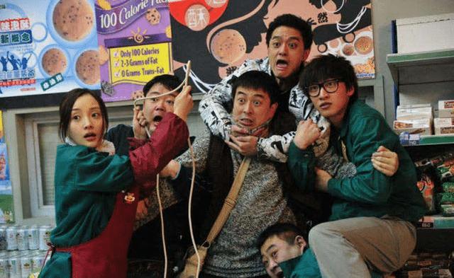 赵英俊|赵英俊未婚妻首次露面，温婉不输袁姗姗，双手表现出对赵英俊不舍