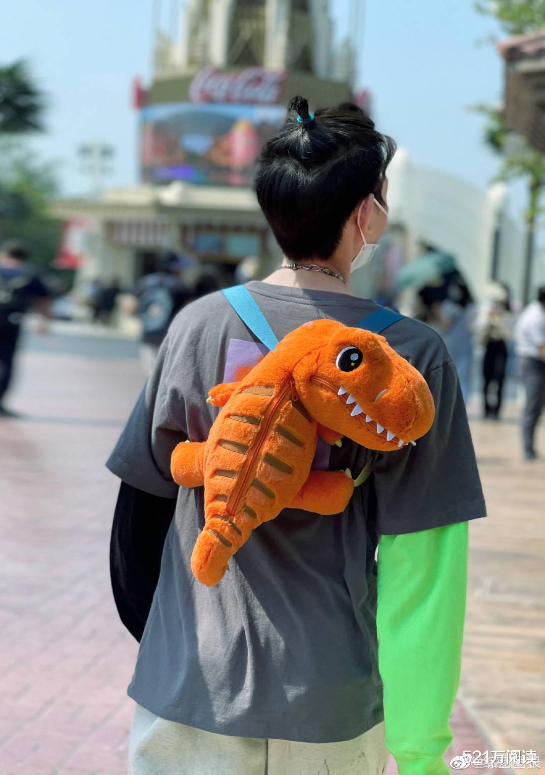 周游|王源背小恐龙，欢乐出游，这么大了保有最纯真的童心