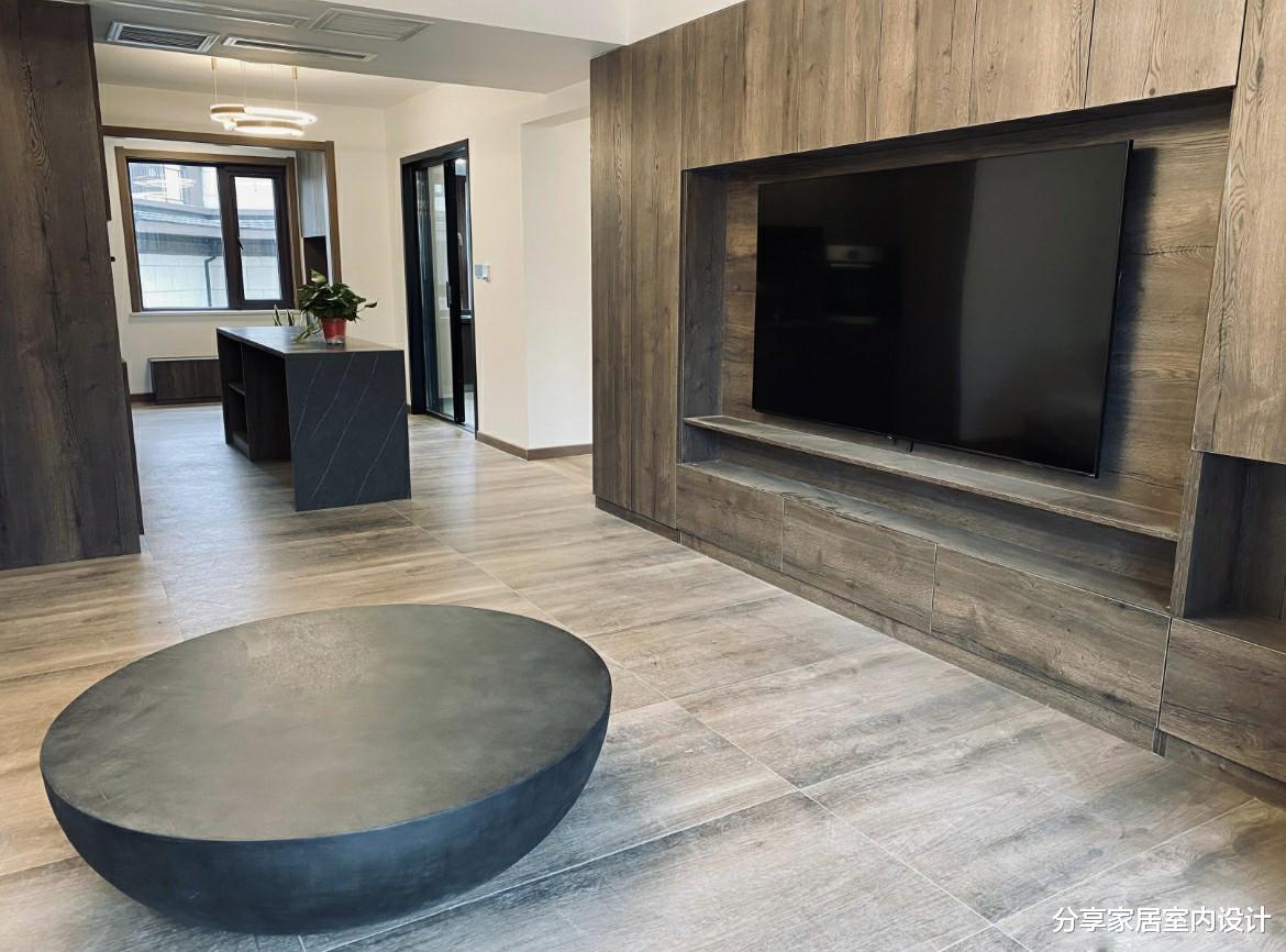 她第一次装修130平新房，坚持全屋木地板，电视墙设计非常实用！
