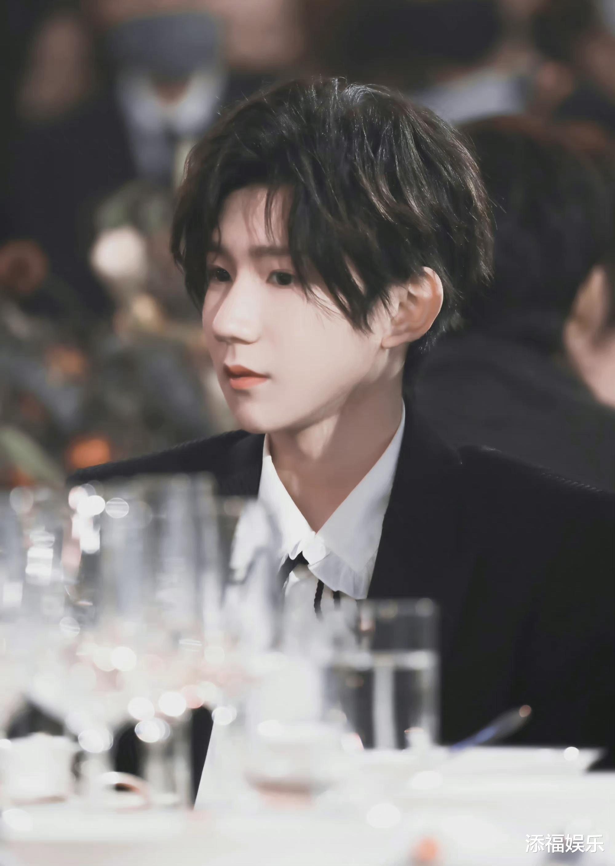 王源|王源深夜赶高铁，站姐神图却“翻车”，一套衣服四种颜色