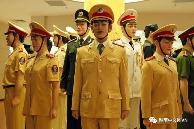 越南中文君 越南警服发展变化历史，男女警察都穿绿色，女警察英姿飒爽！
