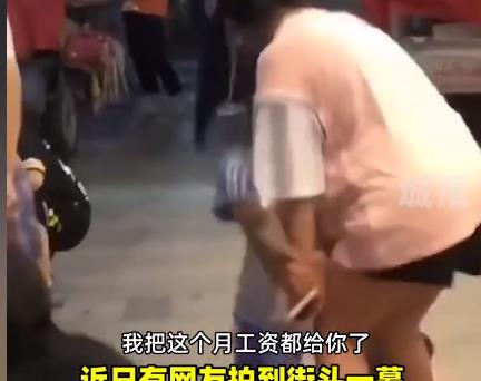 孔维静说 广东：痴情男子街头为挽回女友，跪在地上痛哭，女子绝情离开
