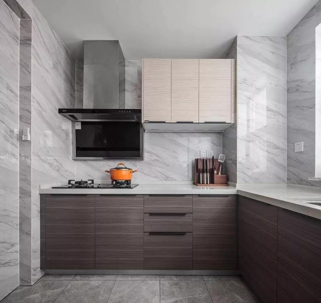 82 ㎡现代风格原厨房门和电视墙融为一体，开放客餐厅的空间