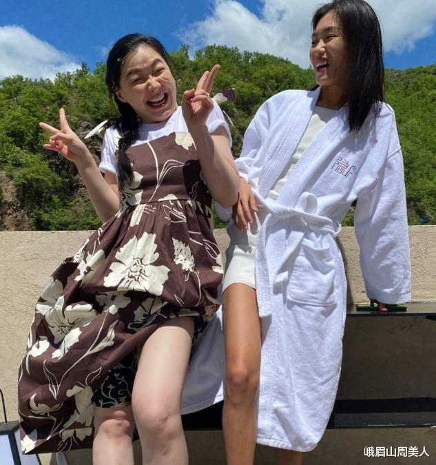 峨眉山周美人|?金靖成“微胖典范”，无惧镜头大胆穿抹胸裙，身材丰满别有风味