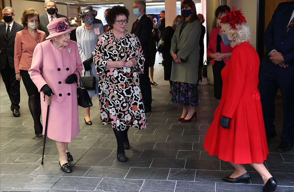 全球时尚风行 凯特穿衣终于大胆了!一身红色造型比卡米拉好看,就是脸上松垮了