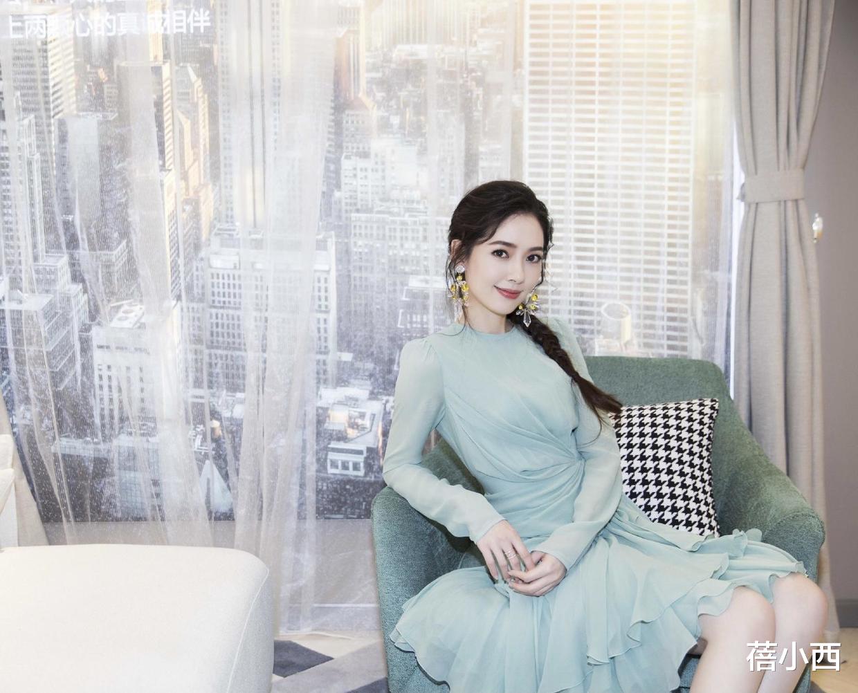 蓓小西|“郭碧婷”都嫁给豪门了还这么拼,穿吊带连衣裙亮相,又美出圈了
