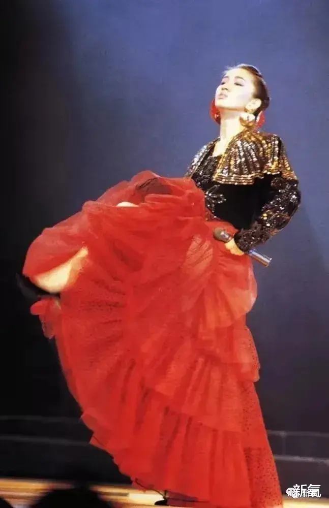 梅艳芳|厚嘴唇、三白眼、高颧骨，组合在她脸上却是一个风华绝代