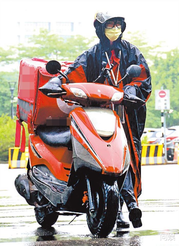 马卡龙|女星拒绝富商，与职员结婚，婚后送外卖养活3岁儿子