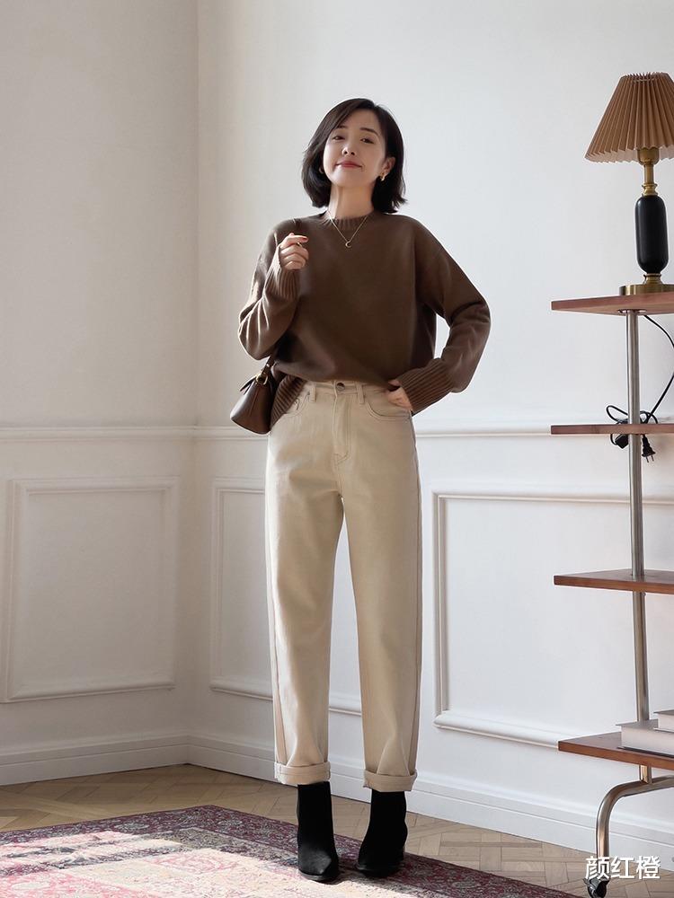 颜红橙 秋冬想要穿得保暖又时尚，用羽绒服搭配牛仔裤或半身裙，高级洋气