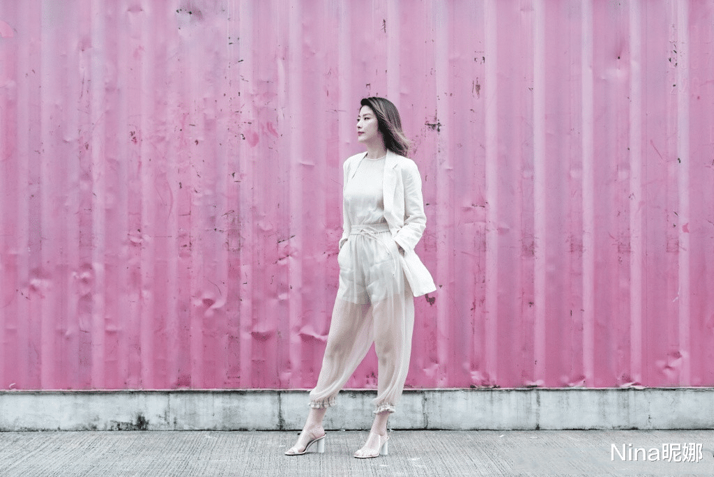 红楼梦|49岁陈慧琳复工上班，穿黑西装配瀑布长发，出道26年状态似小姑娘