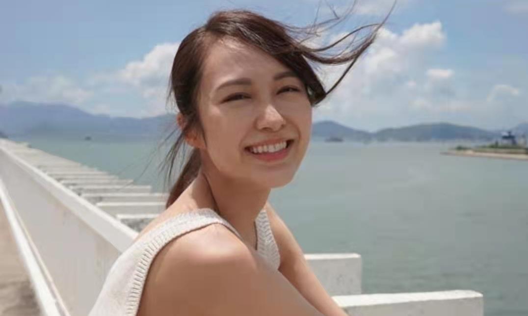 王浩信|“少女黎姿”汤怡：出道15年不温不火，如今片场拍戏被虐打到休克