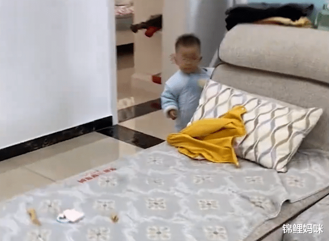 锦鲤妈咪|宝妈提前下班悄悄回家，见到婆婆用绳子拴着宝宝，心情有些复杂