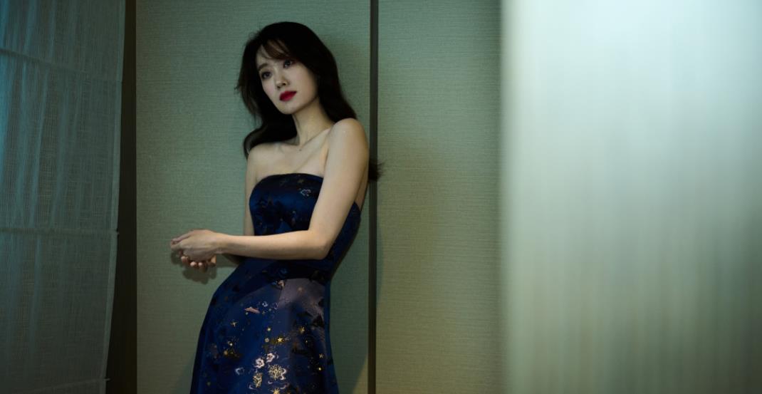 张小斐|网友偶遇张小斐，机场内被俩男助理搀着走，满脸尴尬双手无处安放