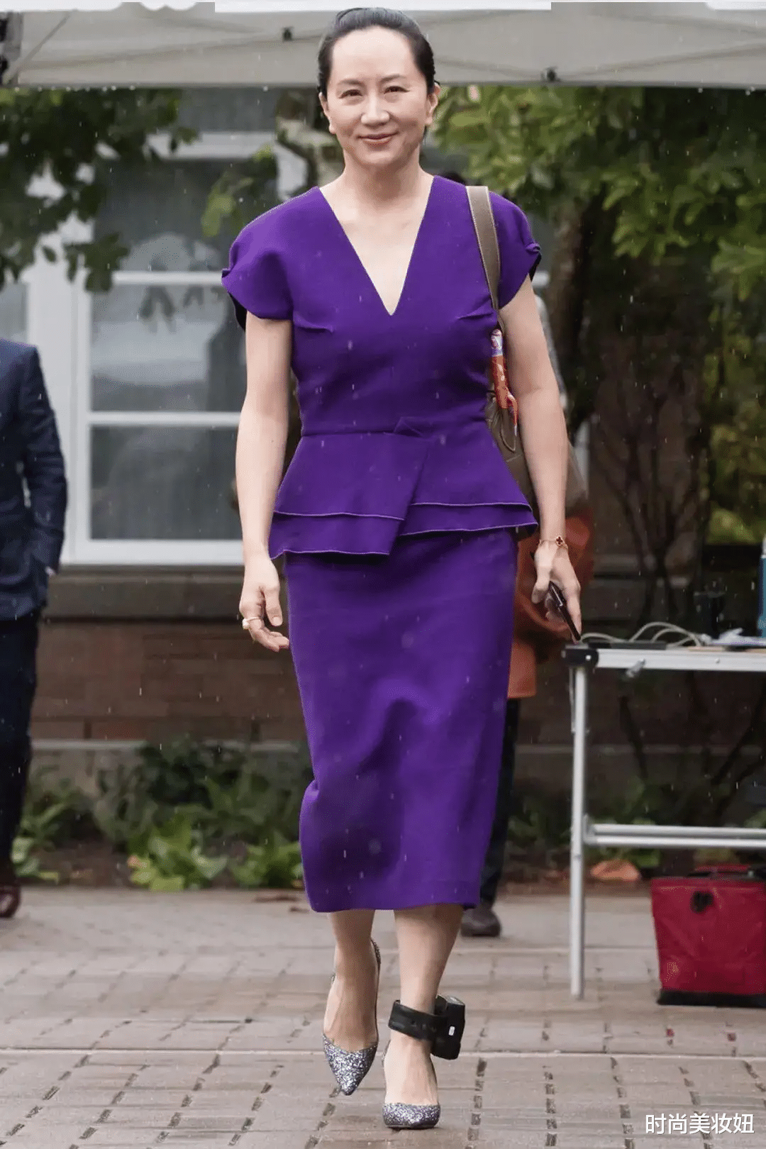 孟晚舟|49岁孟晚舟衣品真高级，穿7万大牌套装再次出庭，气质惊艳了