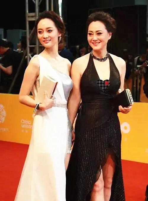 全球时尚号|大宋佳女儿张楚楚美“出圈”,穿白色礼服秀半肩,银色裹胸太抢镜