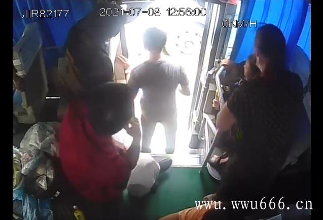 旺旺屋|南部两辆大巴车车主为了抢客，竟然大打出手