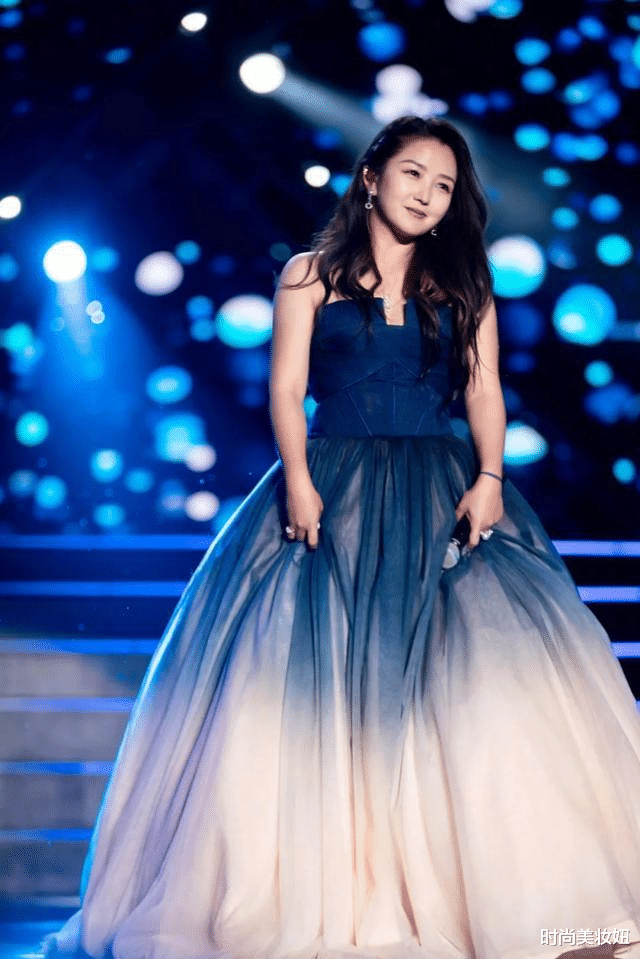 时尚美妆妞|何洁这回造型太成功，穿印花西装配大背头，气场强大又高级