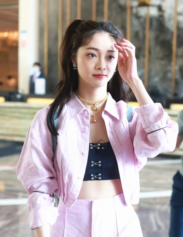 服饰|快25岁的周洁琼,梳“双马尾”也太少女了,穿香芋紫套装好清纯