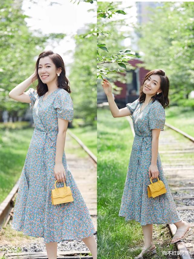 尚不红萌小舒|女人还是穿裙装优雅,今年流行的“碎花裙”,优雅清爽还具有气质