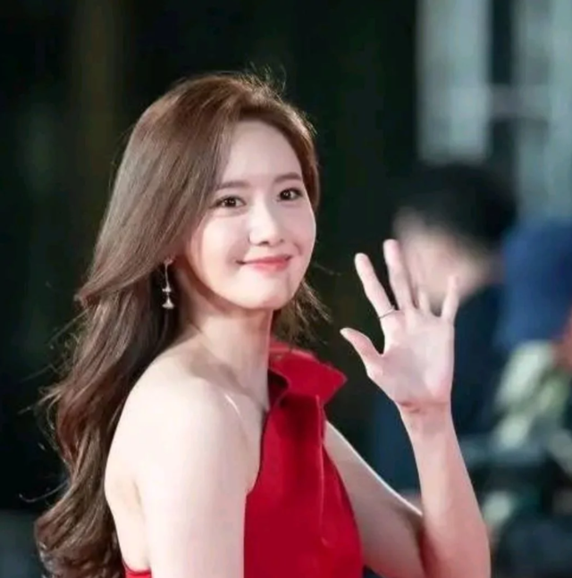 林允儿|林允儿的短发简直是颜值巅峰呀，可盐可甜，网友：第一眼就爱上了