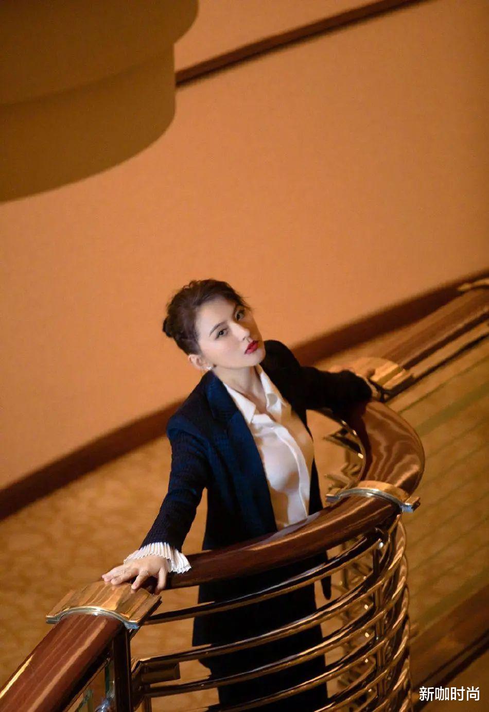 新咖时尚|没见过这么飒的热依扎！一身西装眼神凌厉，好似“霸道女总裁”