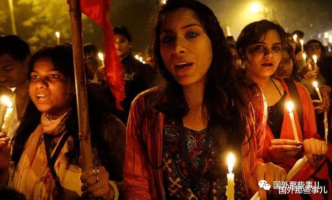 女孩 女大学生和男友晚上出门，女孩在男友面前被7人侵犯