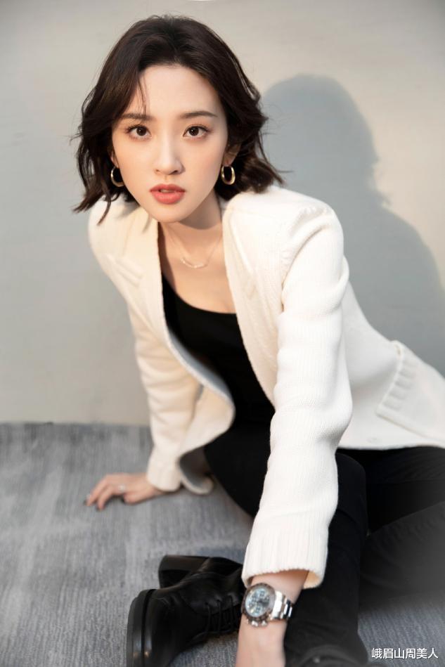 峨眉山周美人|唐艺昕最新“性感写真”，挖空吊带裙配黑丝袜，网友：差点认不出