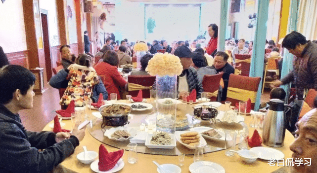 老白侃学习|父亲为女儿办升学宴，却没有一个好友愿意捧场，网友：我支持父亲