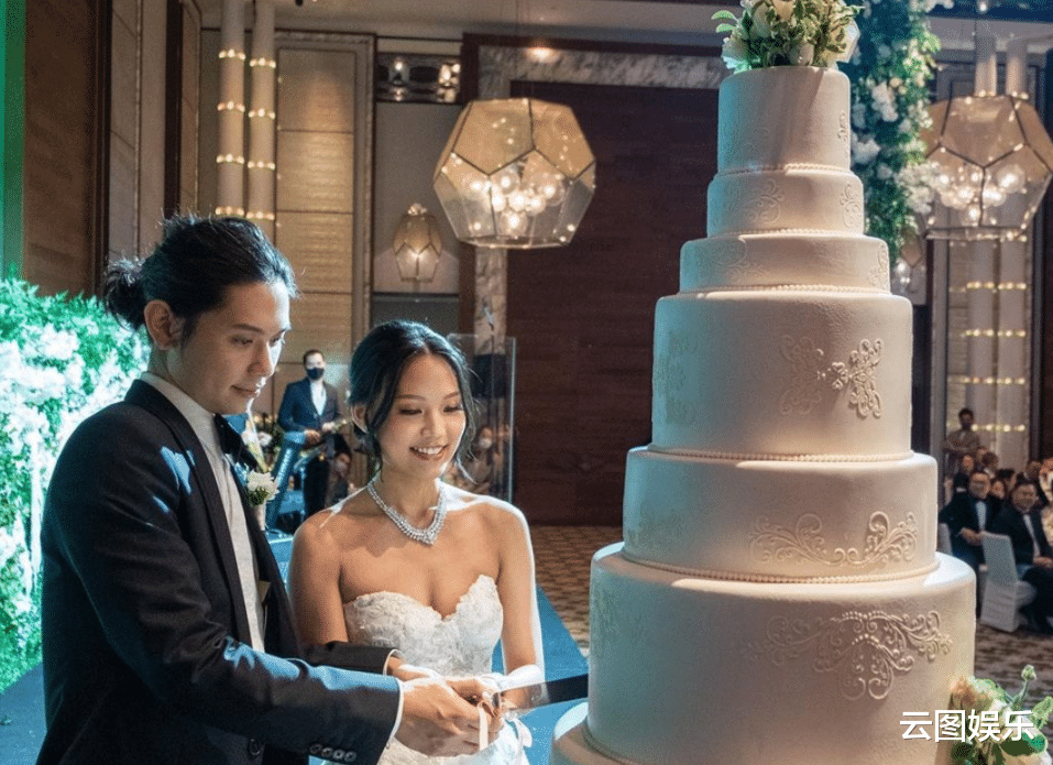 吴婉芳|霍启刚堂妹结婚全家福首曝光，婆婆吴婉芳穿红裙抢镜，54岁仍冻龄